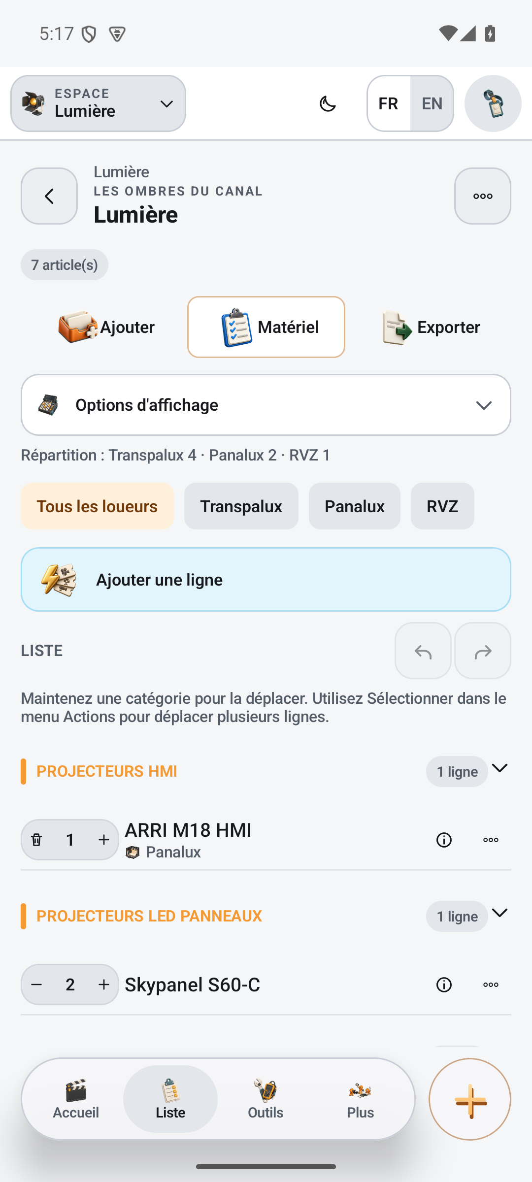 Liste lumière dans l’app Android Cinecyclop : ARRI M18 HMI et SkyPanel S60-C, quantités à ajuster et filtre par loueur